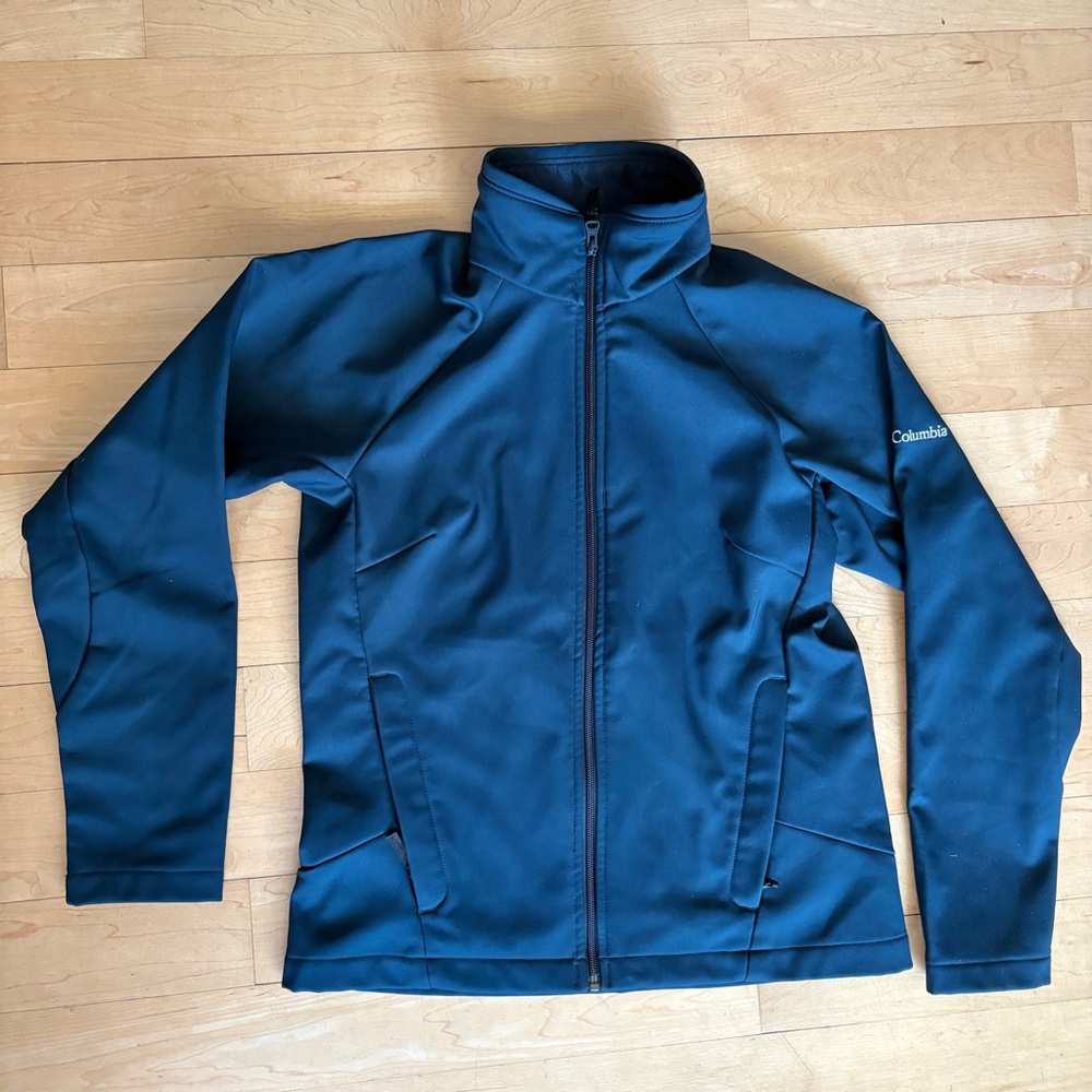 Like new womens size medium navy blue Columbia soft shell water resistant jacket